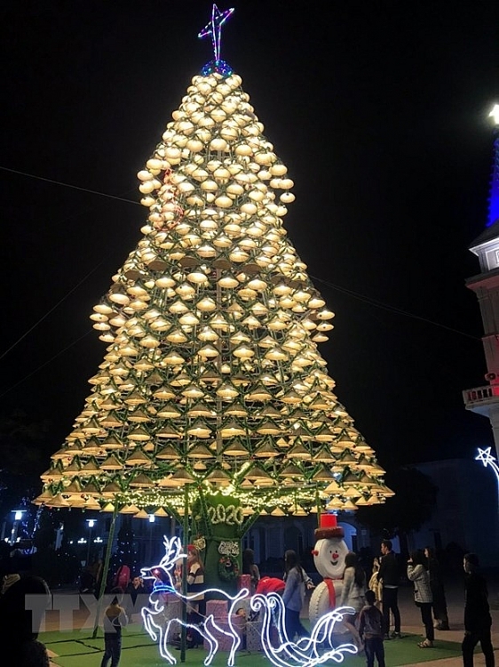 Cây thông Noel độc đáo tại Giáo xứ Bồ Sơn (Ảnh: Tá Chuyên/TTXVN)