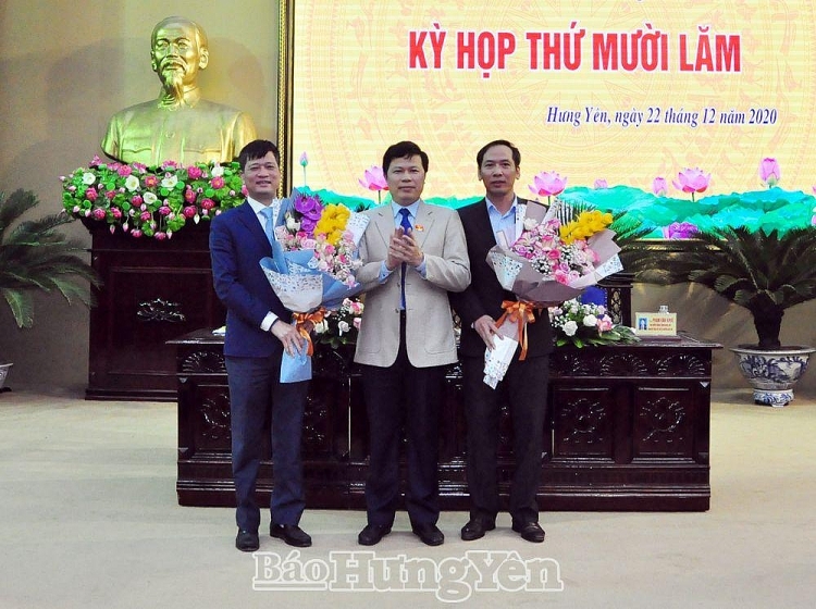 Chủ tịch HĐND tỉnh Trần Quốc Toản chúc mừng ông Lê Xuân Tiến và ông Nguyễn Đức Tải (Ảnh: Báo Hưng Yên)