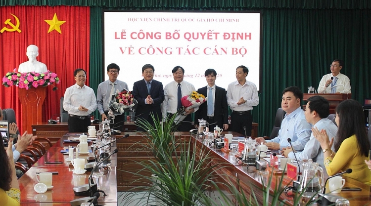 PGS.TS Nguyễn Quốc Dũng, TS Phan Công Khanh nhận quyết định (Ảnh: VGP)