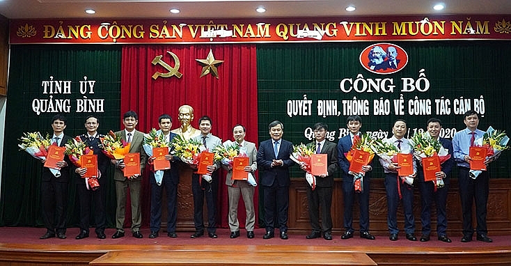 Bí thư Tỉnh ủy Vũ Đại Thắng tặng hoa và trao quyết định cho các cán bộ (Ảnh: Báo Quảng Bình)