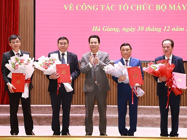 Bí thư Tỉnh ủy Đặng Quốc Khánh trao quyết định bổ nhiệm lãnh đạo Ban Tổ chức Tỉnh ủy (Ảnh: Báo Hà Giang)