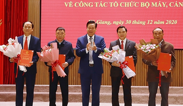 Chủ tịch UBND tỉnh Nguyễn Văn Sơn trao quyết định bổ nhiệm lãnh đạo Ban Dân tộc tỉnh (Ảnh: Báo Hà Giang)