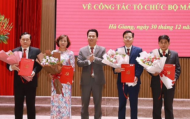 Bí thư Tỉnh ủy Đặng Quốc Khánh trao quyết định bổ nhiệm lãnh đạo Cơ quan Ủy ban Kiểm tra Tỉnh ủy (Ảnh: Báo Hà Giang)