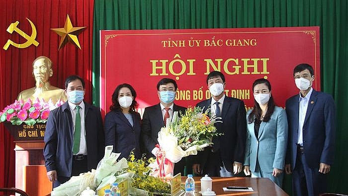 Ông Đào Duy Trọng nhận quyết định (Ảnh: Báo Bắc Giang)