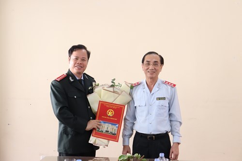 Phó Tổng Thanh tra Chính phủ Đặng Công Huẩn trao quyết định cho ông Lê Thế Chiến