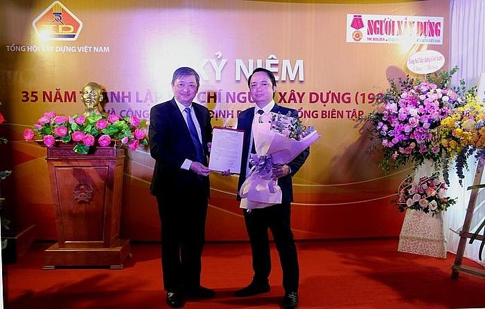 Ông Hoàng Chiến Thắng (phải) nhận quyết định bổ nhiệm