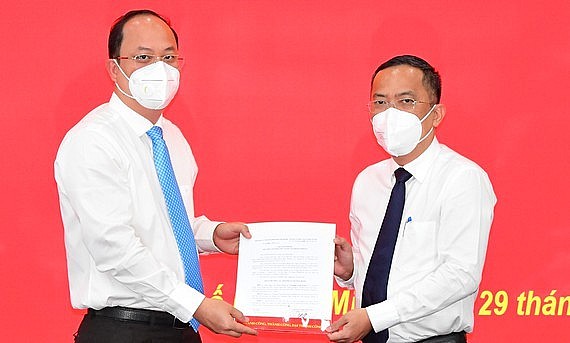 Ông Trương Vĩnh Tùng nhận quyết định (Ảnh: SGGP)