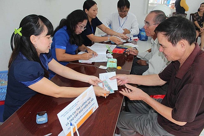 Lương hưu, trợ cấp BHXH sẽ được tăng từ tháng 1/2022 (Ảnh minh họa)