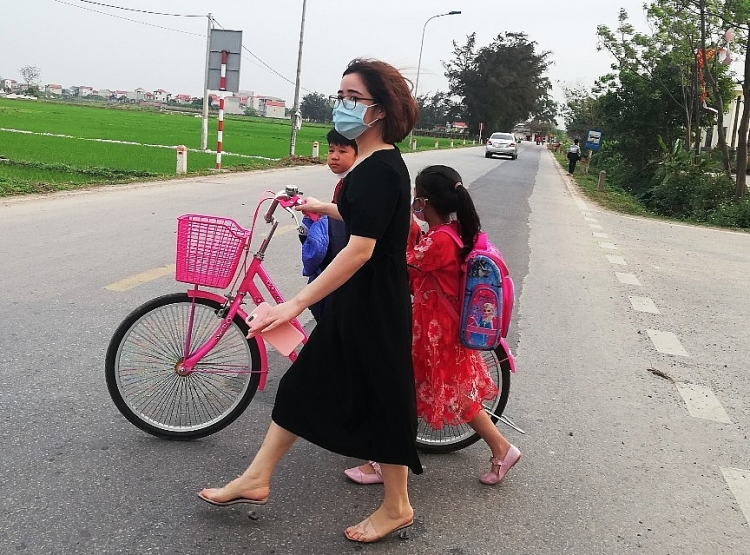 Vĩnh Phúc: “Xếp hàng đón con” nét đẹp văn hóa giao thông cổng trường Tiểu học Gia Khánh B