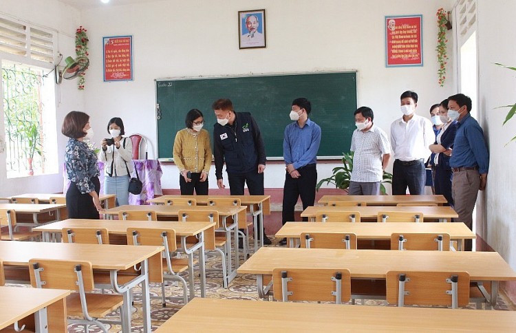 KFHI trao tặng 40 bộ bàn ghế học sinh cho trường Tiểu học Khả Cửu, tỉnh Phú Thọ