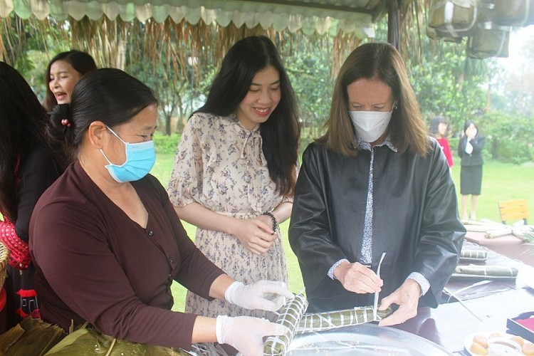 Phụ nữ Việt Nam thể hiện vai trò quan trọng trong hòa bình và phát triển