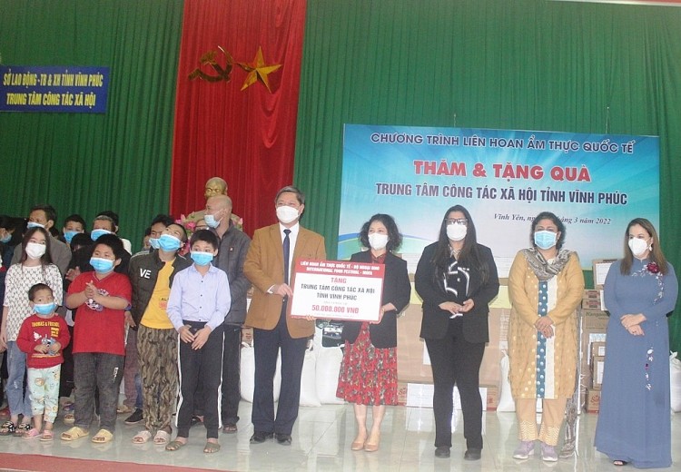 Phụ nữ Việt Nam thể hiện vai trò quan trọng trong hòa bình và phát triển