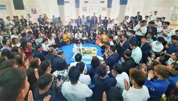 Hơn 200 lưu học sinh Lào vui đón Tết cổ truyền Bunpimay tại trường Đại học Hùng Vương