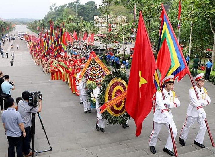 Chủ tịch nước Nguyễn Xuân Phúc và các lãnh đạo Đảng, Nhà nước dâng hương tưởng niệm các Vua Hùng