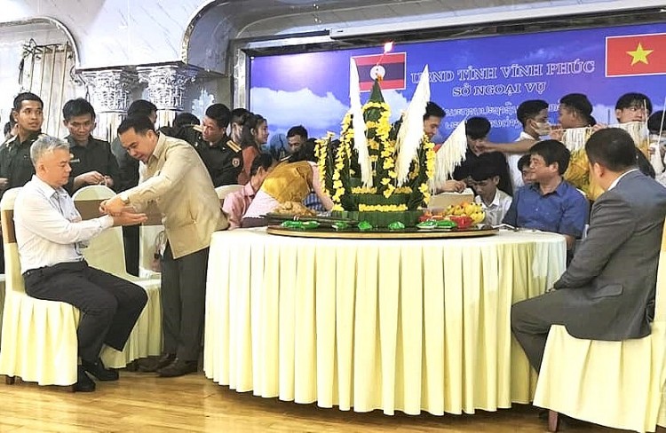 Lưu học sinh Lào tại Vĩnh Phúc vui đón Tết cổ truyền Bunpimay năm 2022