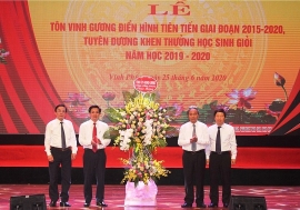 vinh phuc ton vinh 500 tap the giao vien va hoc sinh gioi dien hinh tien tien