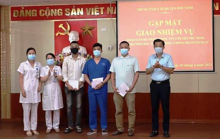 Tỉnh Phú Thọ cử 84 cán bộ y tế hỗ trợ Bắc Giang