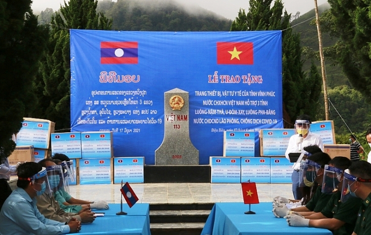 Tỉnh Vĩnh Phúc trao tặng trang thiết bị, vật tư y tế các tỉnh Bắc Lào phòng, chống dịch Covid-19
