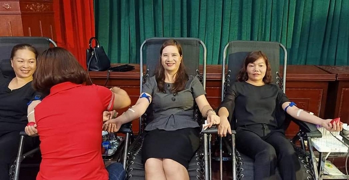 phu tho hon 200 can bo giao vien nganh giao duc huyen lam thao hien mau tinh nguyen