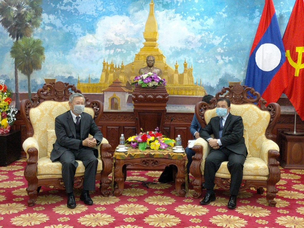Việt Nam tặng Đại sứ quán Lào món quà đậm nét văn hoá truyền thống nhân Tết Nguyên Đán Tân Sửu 2021
