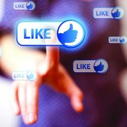 Chơi Facebook sau khi “tả xung hữu đột’’ giữa trường văn, trận báo
