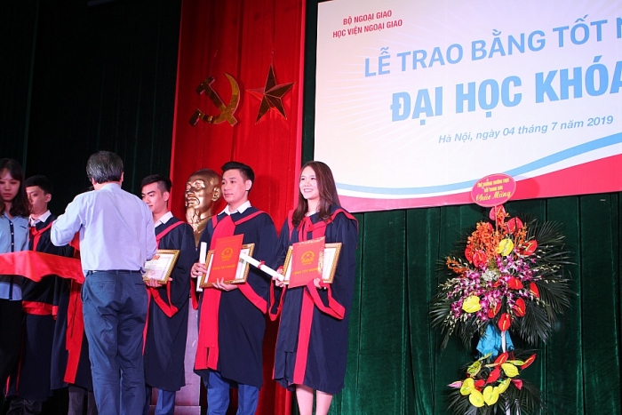 hoc vien ngoai giao trao bang tot nghiep cho 18 luu sinh vien lao