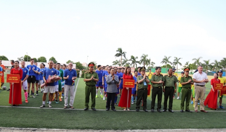 Giao hữu bóng đá quốc tế - Thắt chặt tình đoàn kết giữa Bộ Công an Việt Nam và các cơ quan đại diện nước ngoài Giao hữu bóng đá quốc tế - Thắt chặt tình đoàn kết giữa Bộ Công an Việt Nam và các cơ quan đại diện nước ngoài