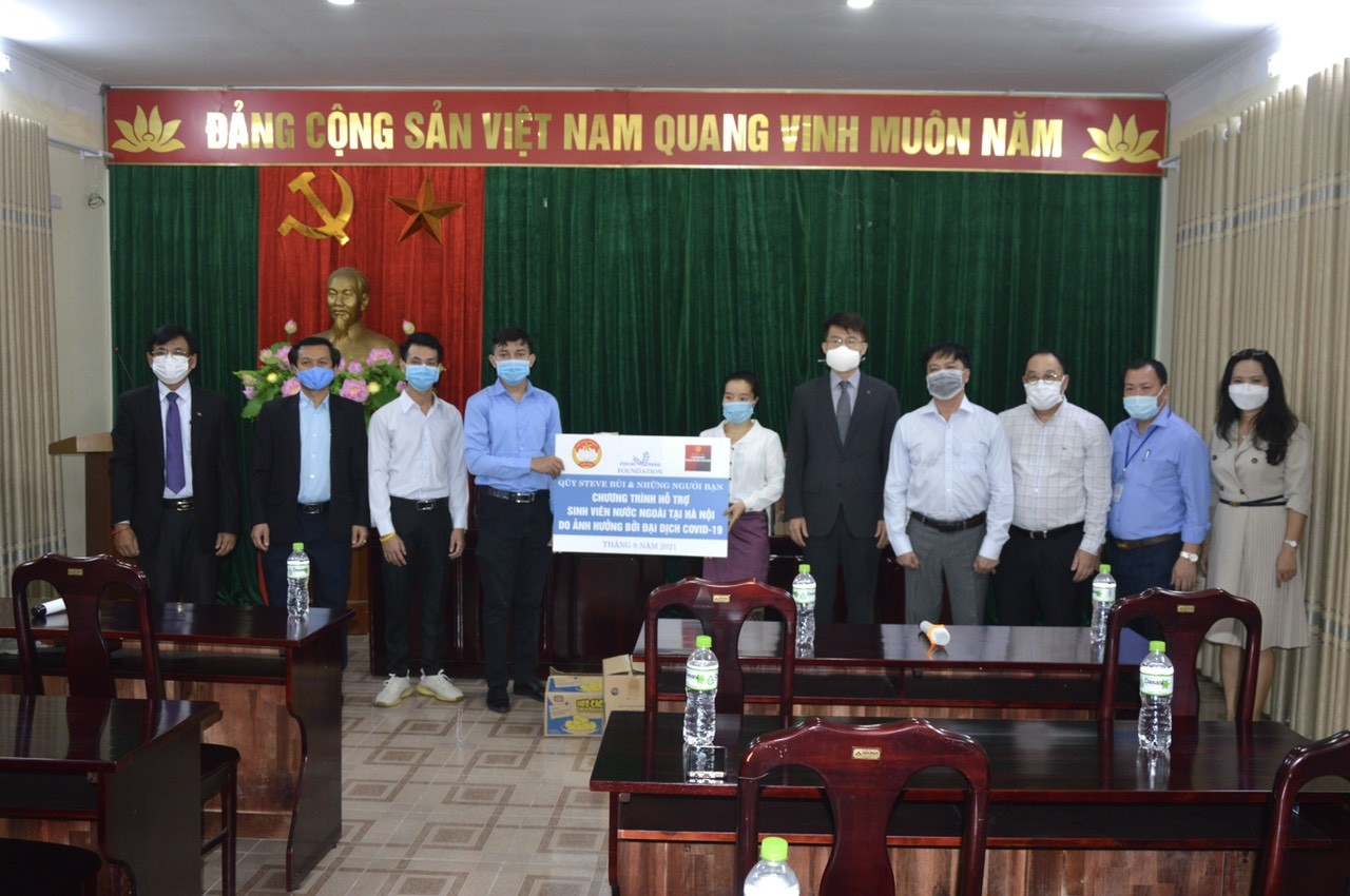 Đại diện sứ quán các nước và nhà trường trao tặng quà cho sinh viên quốc tế ảnh 3: Đại diện Quỹ Steve Bùi và Những người bạn trao quà cho sinh viên quốc tế tai các trường ĐH trên địa bàn Hà Nội 