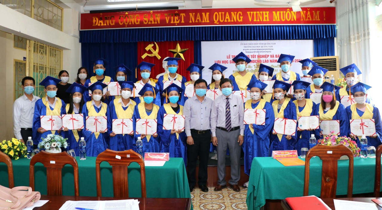 Lễ tốt nghiệp phát chứng chỉ hoàn thành khóa đào tạo tiếng Việt và chuyên ngành cho lưu học sinh Lào tại trường Đại học Quảng Nam. (Ảnh: H. Trưởng)	