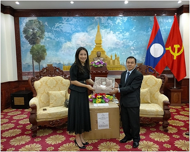 Doanh nghiệp Việt Nam trao tặng hơn 10.000 sản phẩm thời trang cao cấp cho phụ nữ Lào