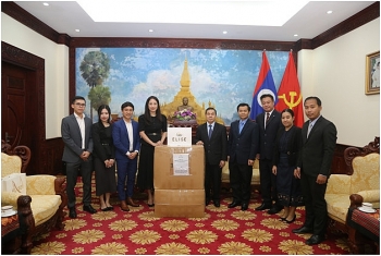 doanh nghiep viet nam trao tang hon 10000 san pham thoi trang cao cap cho phu nu lao