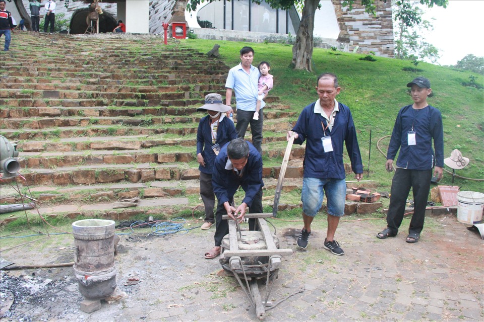 Nghệ nhân làng nghề đúc đồng Phước Kiều, Quảng Nam biểu diễn đúc đồng. Ảnh: Lê Hường