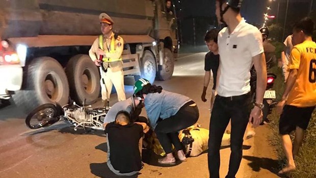 Thiếu tá CSGT bị xe máy tông gục khi đang làm nhiệm vụ Thiếu tá CSGT bị xe máy tông gục khi đang làm nhiệm vụ