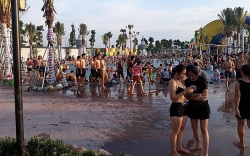 be trai suyt duoi nuoc tai cong vien nuoc dep nhat ha noi