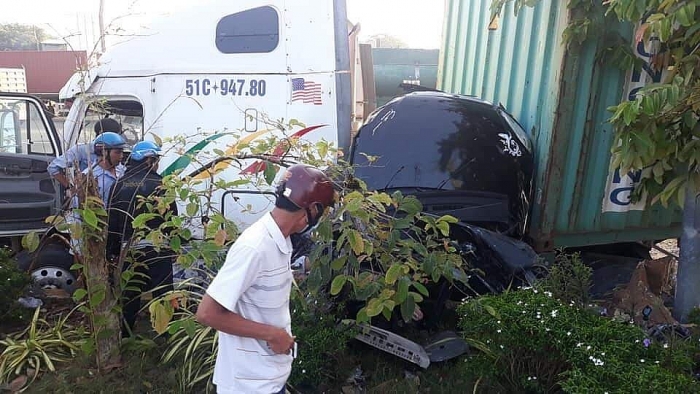 container tong xe o to 3 nguoi tren xe tu vong o tay ninh