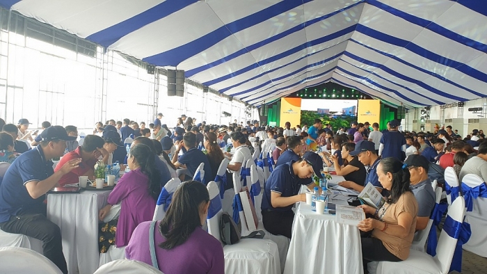 trien lam novaland novaland 2019 thu hut gan 10000 luot khach ghe tham quan