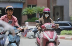 Bác sĩ cảnh báo nguy cơ sốc nhiệt trong ngày hè nắng nóng