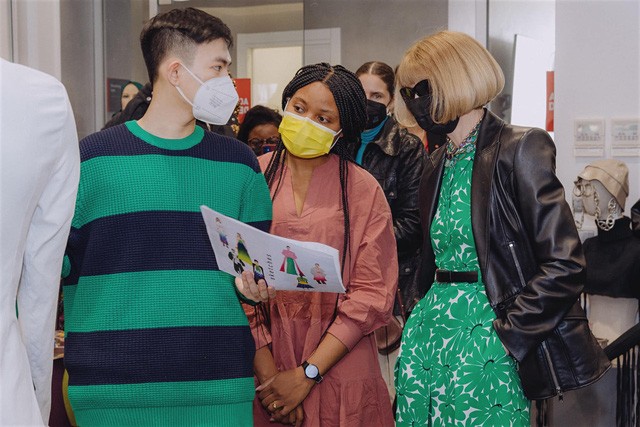 Phan Đăng Hoàng giới thiệu thiết kế của mình với bà trùm thời trang Anna Wintour. (Ảnh: facebook nhân vật)  Với những thành công bước đầu tại sàn diễn thời trang quốc tế, Đăng Hoàng nói riêng cũng như những nhà thiết kế trẻ nói chung đang từng bước khẳng định bản thân mình, góp phần đưa thời trang Việt Nam đến với thế giới.  Nhà thiết kế Việt chuyển dịch show diễn thời trang trong mùa dịch Nhà thiết kế Việt chuyển dịch show diễn thời trang trong mùa dịch Lý Nhã Kỳ thay đổi hình ảnh nổi loạn vì nhà thiết kế 9x? Lý Nhã Kỳ thay đổi hình ảnh nổi loạn vì nhà thiết kế 9x? Cô bé 9 tuổi với ước mơ trở thành nhà thiết kế thời trang Cô bé 9 tuổi với ước mơ trở thành nhà thiết kế thời trang ADVERTISING iTVC from Admicro * Mời quý độc giả theo dõi các chương trình đã phát sóng của Đài Truyền hình Việt Nam trên TV Online và VTVGo!  760977k  Từ khóa:Inside Vietnam, NTK Phan Đăng Hoàng, Anna Wintour