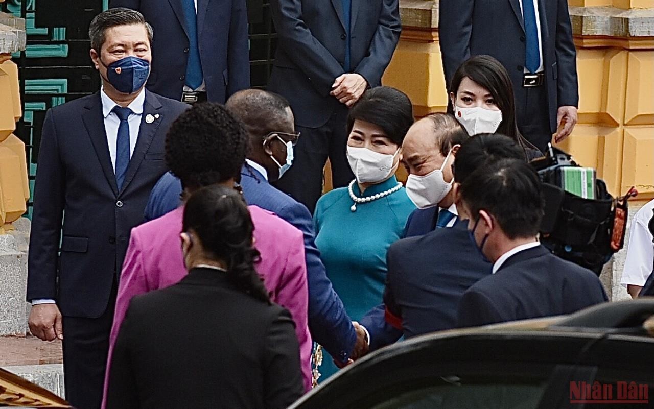 Chủ tịch nước Nguyễn Xuân Phúc đón chính thức Tổng thống Sierra Leone và Phu nhân tại Phủ Chủ tịch