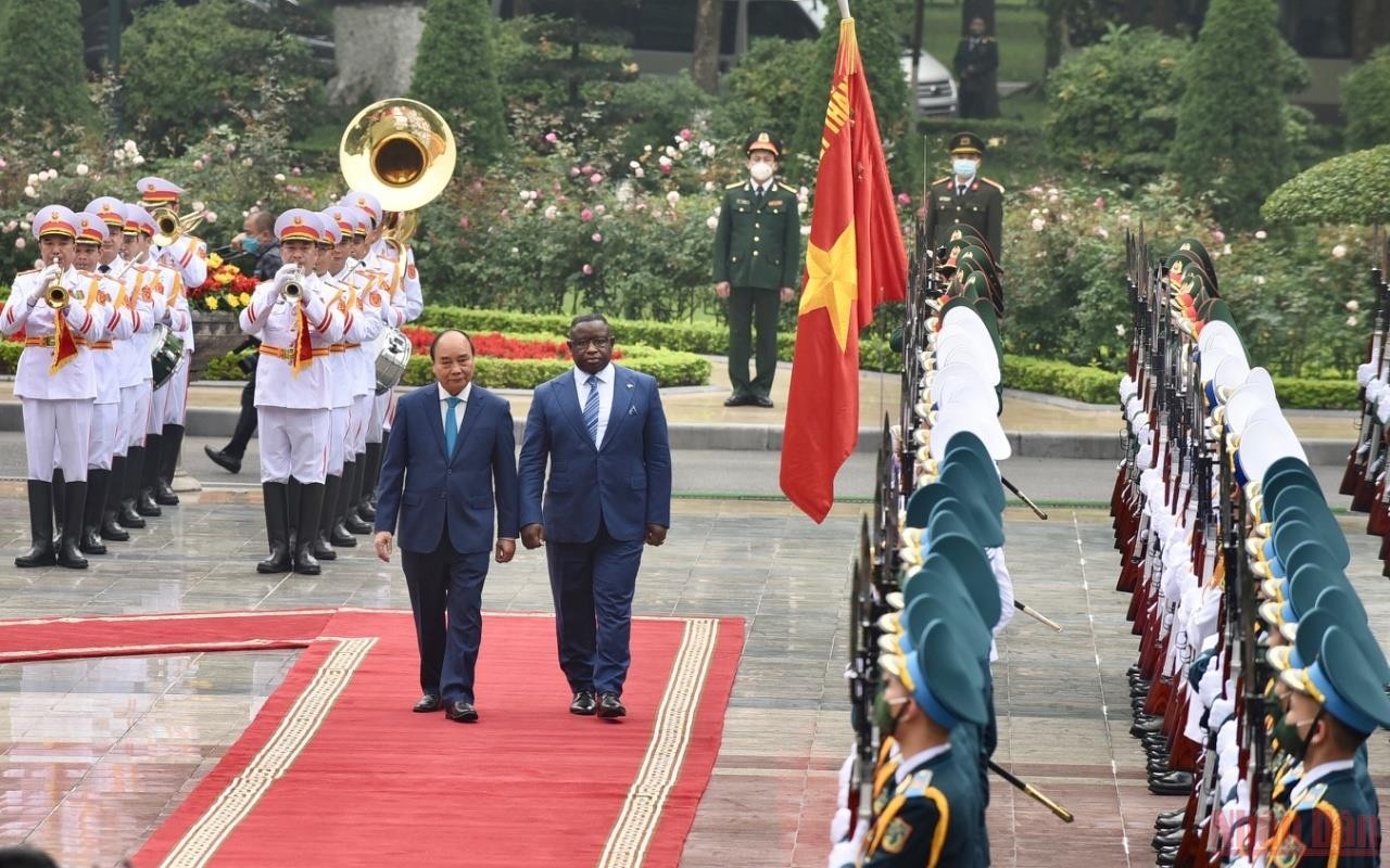 Chủ tịch nước Nguyễn Xuân Phúc đón chính thức Tổng thống Sierra Leone và Phu nhân tại Phủ Chủ tịch