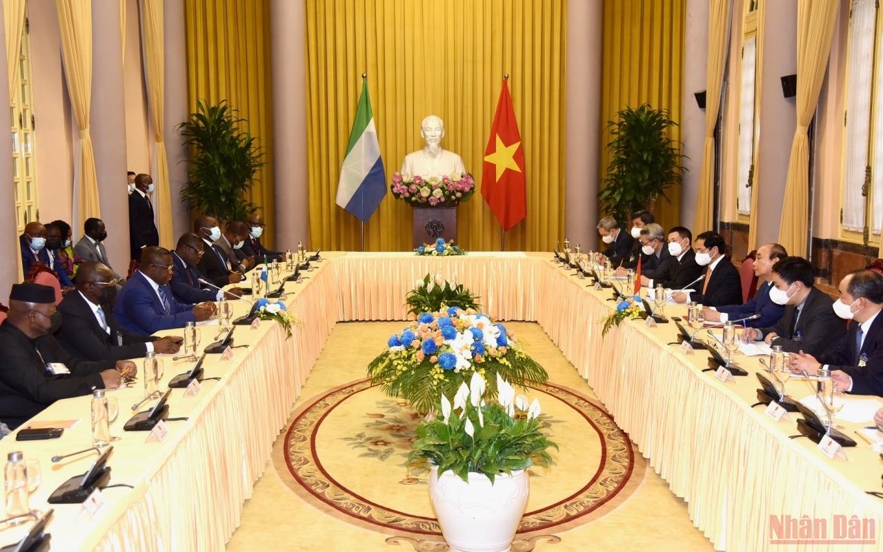 Chủ tịch nước Nguyễn Xuân Phúc đón chính thức Tổng thống Sierra Leone và Phu nhân tại Phủ Chủ tịch