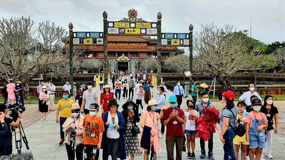 Khách du lịch tham quan Đại Nội Huế. Ảnh: PĐ.