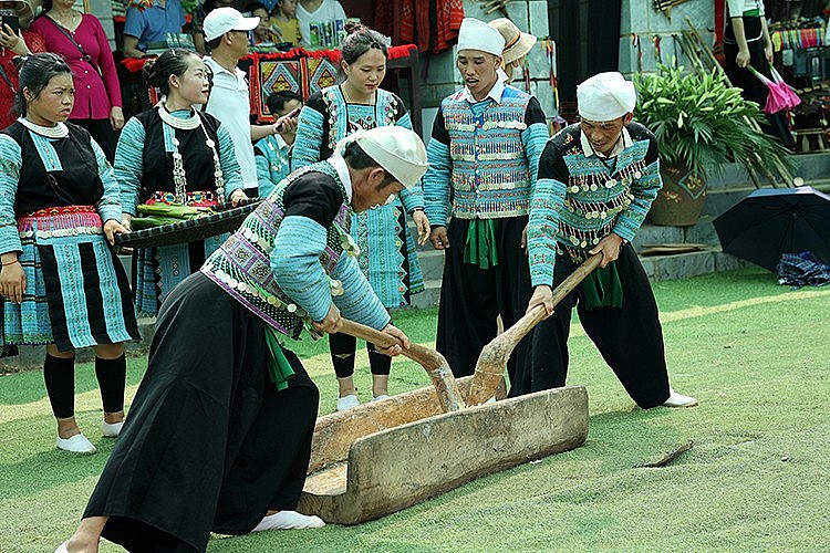 Tái hiện phiên chợ vùng cao Sơn La tại Làng Văn hóa - Du lịch các dân tộc Việt Nam Tái hiện phiên chợ vùng cao Sơn La tại Làng Văn hóa - Du lịch các dân tộc Việt Nam