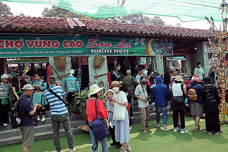 Tái hiện phiên chợ vùng cao Sơn La tại Làng Văn hóa - Du lịch các dân tộc Việt Nam Tái hiện phiên chợ vùng cao Sơn La tại Làng Văn hóa - Du lịch các dân tộc Việt Nam