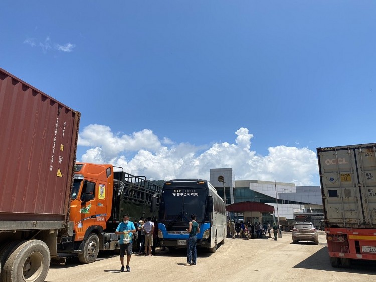 Các tài xế container đã được thông quan trực tiếp mà không cần đổi tài xế như quy định cũ.