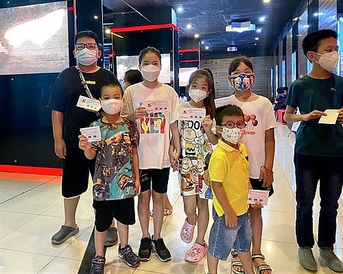 Nhiều bạn nhỏ đến rạp xem phim