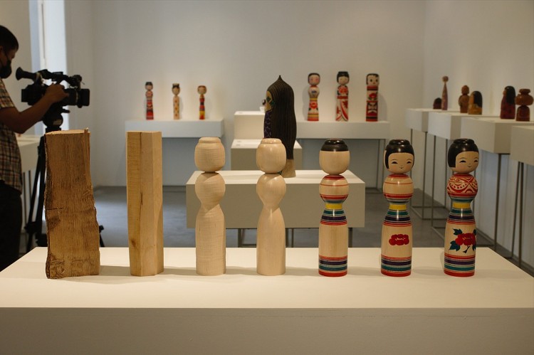 Quy trình sản xuất ra một con Búp bê Kokeshi. (Ảnh: Mai Hương)