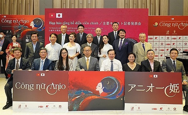 Thứ trưởng Bộ VHTTDL Tạ Quang Đông, Đại sứ Nhật Bản tại VN cùng đạo diễn, diễn viên, nhà sản xuất...