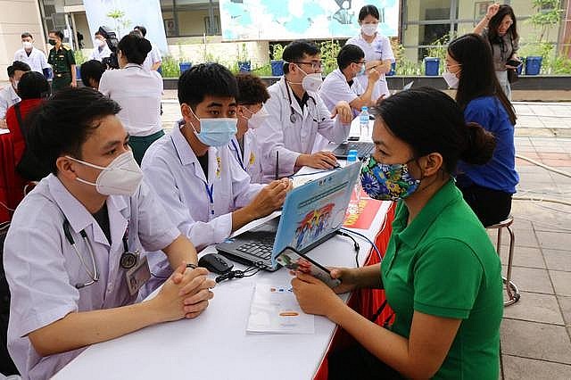 Người dân tham gia khám bệnh chăm sóc sức khỏe hậu COVID-19 trong Hành trình Thầy thuốc trẻ làm theo lời Bác - Ảnh: VGP/HM