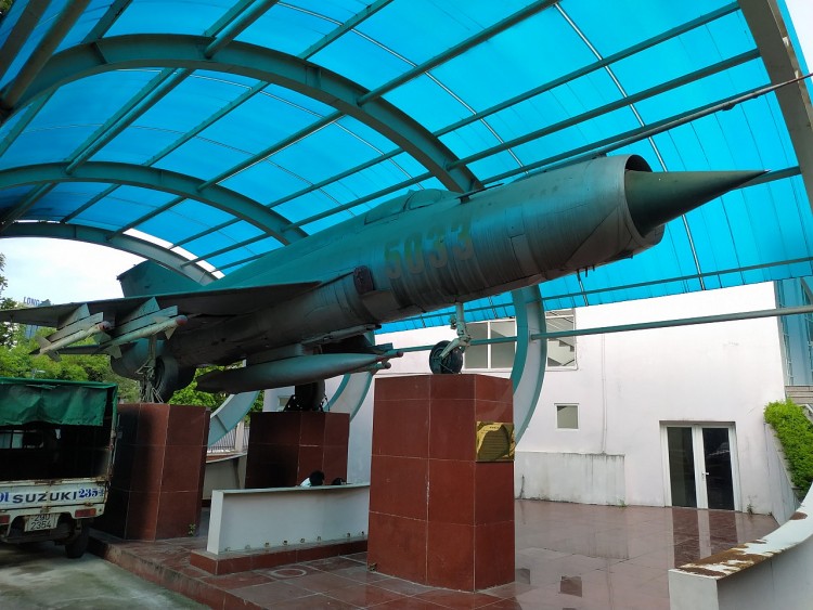 Máy bay MIG 21 nhãn hiệu 5033 được không quân Việt Nam sử dụng chiến đấu bảo vệ Hà Nội, từng bắn rơi 3 máy bay F4 của Mỹ năm 1972. Ảnh: Nhã Liên. Máy bay MIG 21 nhãn hiệu 5033 được không quân Việt Nam sử dụng chiến đấu bảo vệ Hà Nội, từng bắn rơi 3 máy bay F4 của Mỹ năm 1972. Ảnh: Nhã Liên.